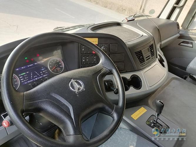 在外形上,北奔重卡31吨电动自卸车使用了v3中长平顶驾驶室,正面看的话