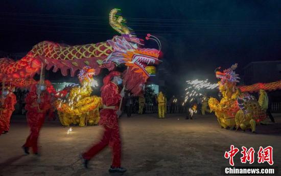 "舞"出浓浓年味 江西新余舞龙迎南方小年