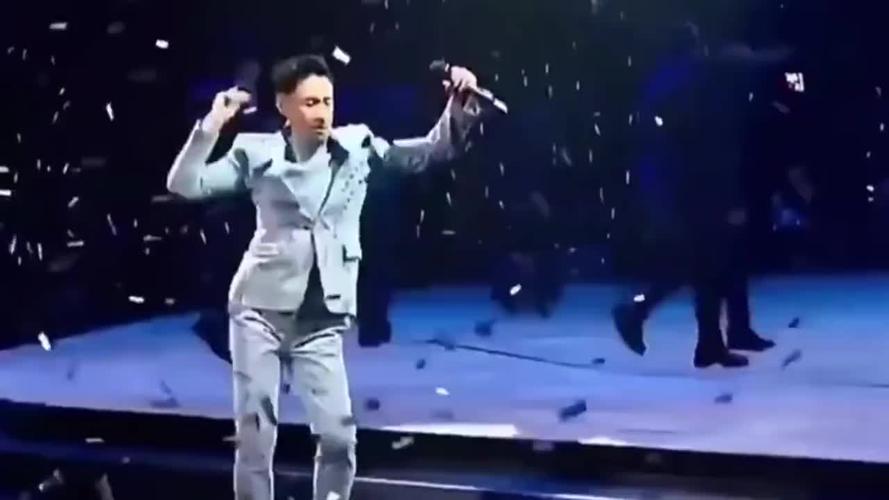 张学友演唱《夕阳醉了》这首歌的萨克斯前奏,真能把人