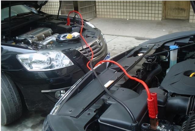 汽车电瓶的寿命一般是多久,电瓶没电了该怎么搭电?