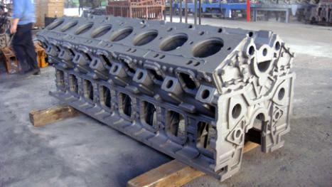 附图:大型船电用柴油v型16缸发动机整机铸件