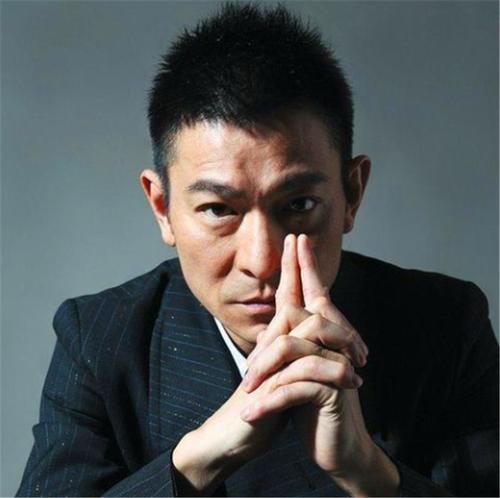 59岁刘德华现身金鸡奖,粉丝激动保镖阻拦,天王霸气发话引大赞