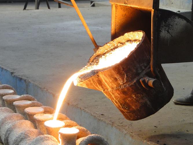 茶壶式浇包 4,浇注时应充满浇口杯 5,在铸型中适当位置设置集渣冒口 6