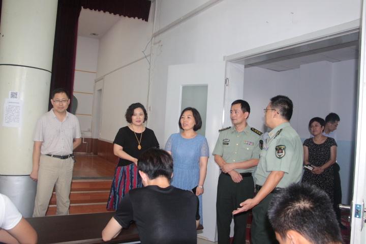 潍城区常务副区长徐莹一行莅临我院视察征兵体检工作