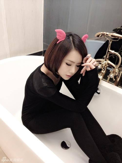 戚薇自曝浴室私家萌照 性感小恶魔仰卧浴缸