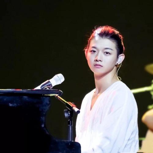 当时还是大学生的霍尊以一曲《卷珠帘》获得第一季的冠军,才有了后来