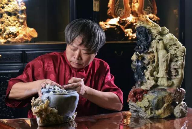 之后师承民间雕刻大师林宗泽,韩占鳌和王学仁,又受到中国工艺美术大师