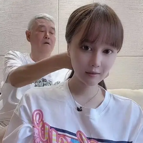 金猫榜赵本山女儿球球与男友出游两人旁若无人不停亲吻公主抱超腻乎