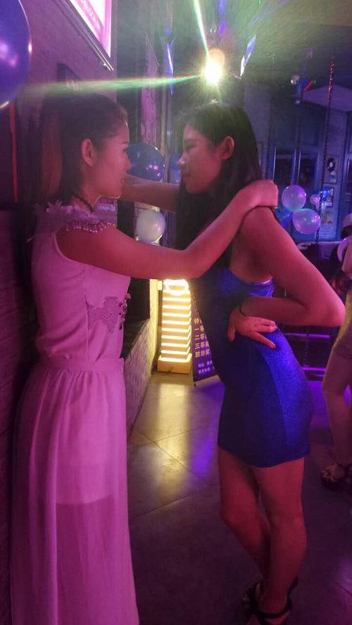 新天地不夜城1912街cc音乐酒吧,今天是美女如云哦!店庆大酬宾!