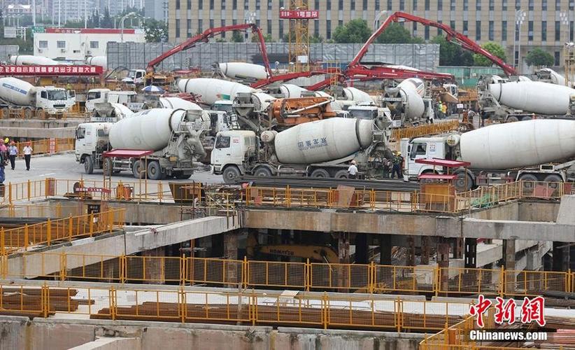 交汇处在建的金鹰天地广场,来自江苏双龙的15台泵车,200余辆搅拌车,对