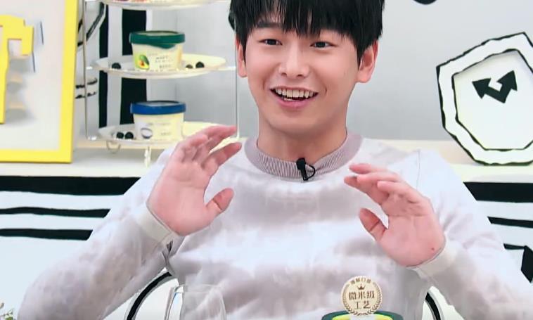 彭昱畅的腹肌终于回来了,为减肥跑步只吃沙拉,3个星期瘦了10斤