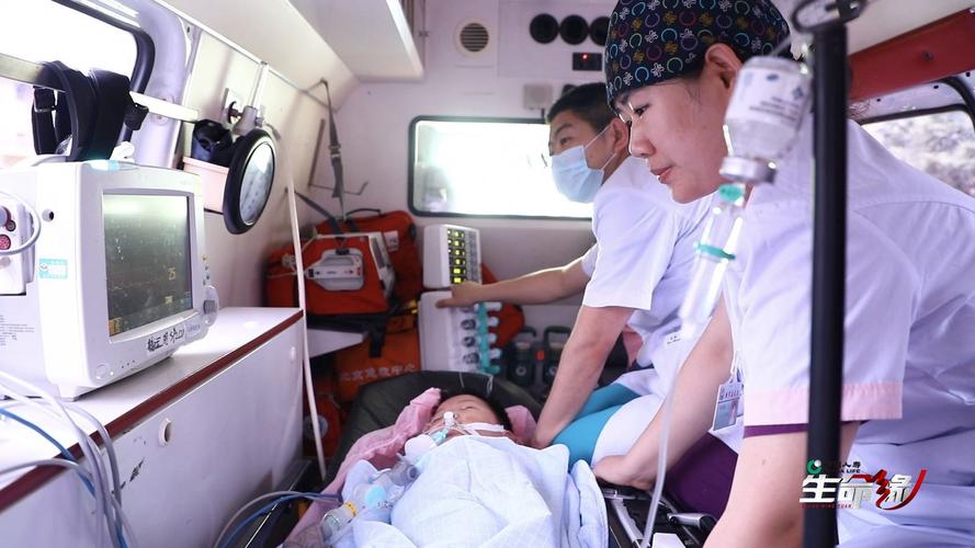 怀有三胞胎的产妇蒋婷婷突然宫缩,在巨大的痛苦下,四条生命受到了威胁