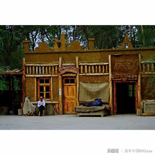 距阿瓦提县县城约18公里,交通便利,是一处以刀郎民族的民俗风情和沙漠