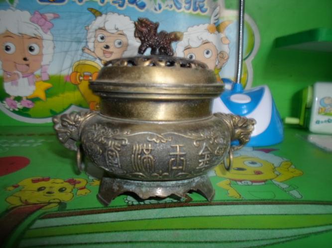 我家有一个乾隆年室内用的长高15厘米左右的小香炉,炉