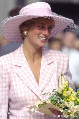 皇室人员的专属帽子戏法:32张照片回顾戴安娜王妃经典