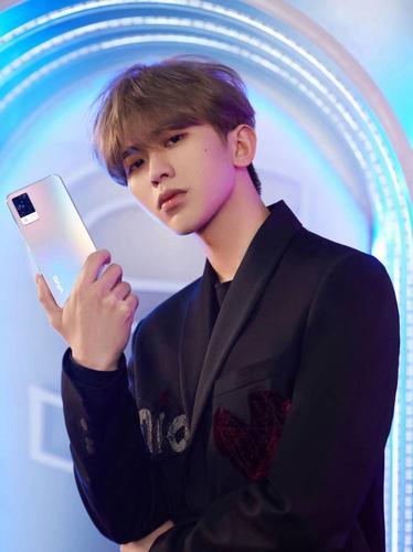 跟随品牌代言人蔡徐坤,一起遇见全新vivo s9,即刻玩转潮流!