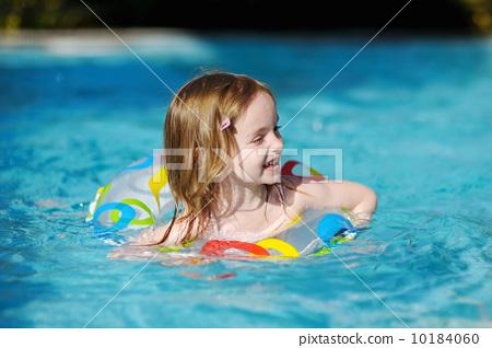 照片素材(图片): pretty little girl swimming in a pool