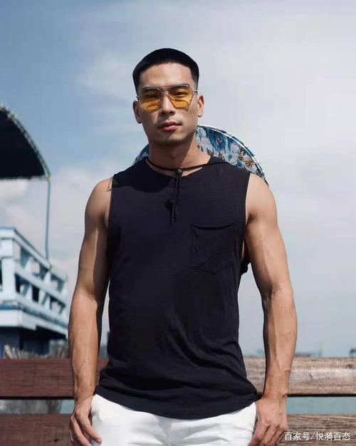 好爷们的一个肌肉型男,壮实的身材让人很上头