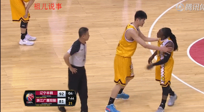 cba总决赛第三场,这几个动作该不该给福特森违体犯规呢?