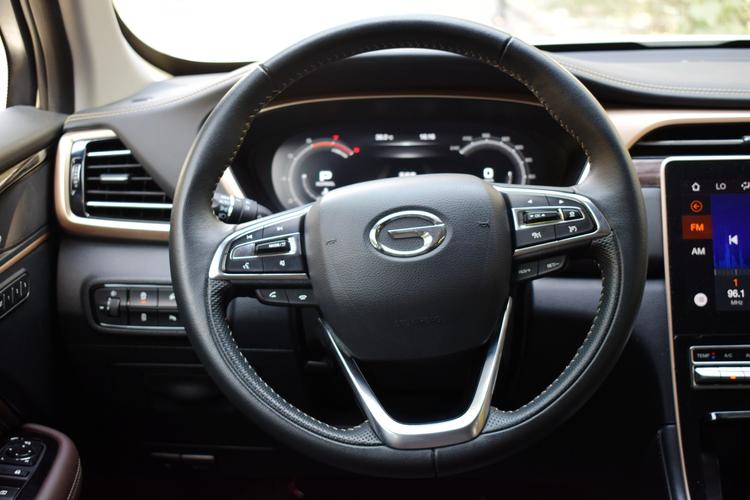 原车的真皮方向盘,也没有装把套,这样手感更好.