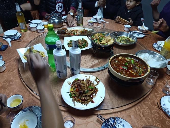 绿佳航城项目部2019春节关怀环卫工人年会聚餐活动