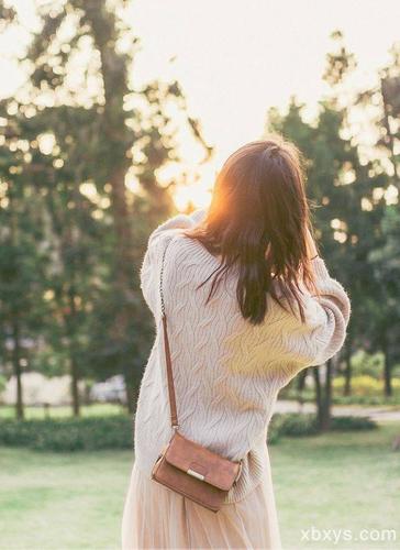 粉色毛衣背上小方包清纯美女植物园逆光唯美写真