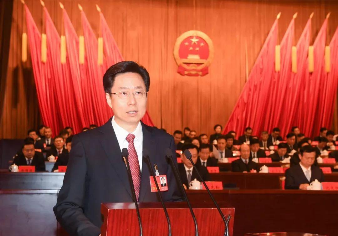 市长蓝绍敏代表南京市人民政府向大会作工作报告.