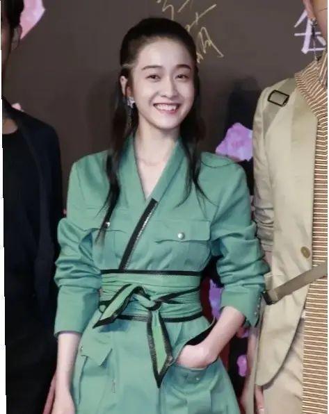 章子怡合影张雪迎眼袋太重发量稀疏怎么装都比不过真嫩的