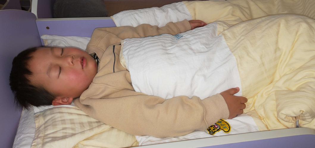 小朋友们看图片,让小朋友们了解一下睡觉的正确姿势!