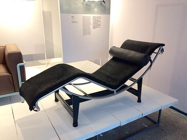 mackintosh(查尔斯马金托什)室内装饰的家具中,特别是这两把椅子,代表