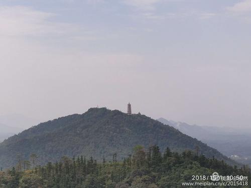 故乡的山水(十一)——秋天很美好,我们都在场 写美篇 不远处的塔子山