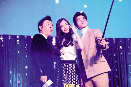 黄渤,angelababy和杨洋在现场玩自拍 - 人民网