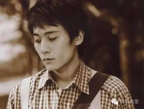 2001年,凭借电影《蓝宇》获得台湾电影金马奖最佳男主角奖.