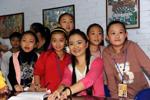 央视《大风车》周洲姐姐与翼展师生欢度国庆