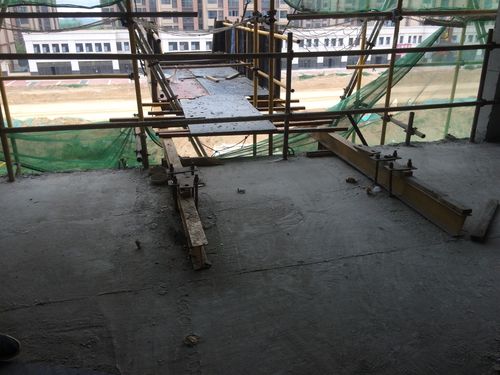 202卸料平台缺少预埋压环,缺少临边防护,通道未满铺