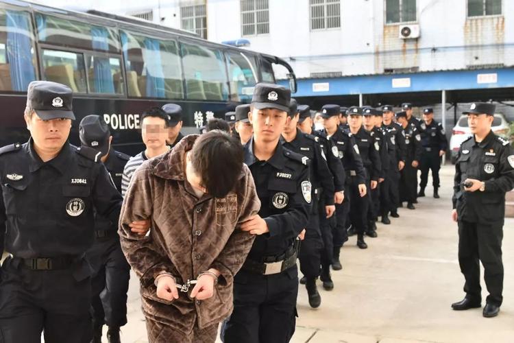 52人涉黑团伙昨日宣判,黑老大获刑