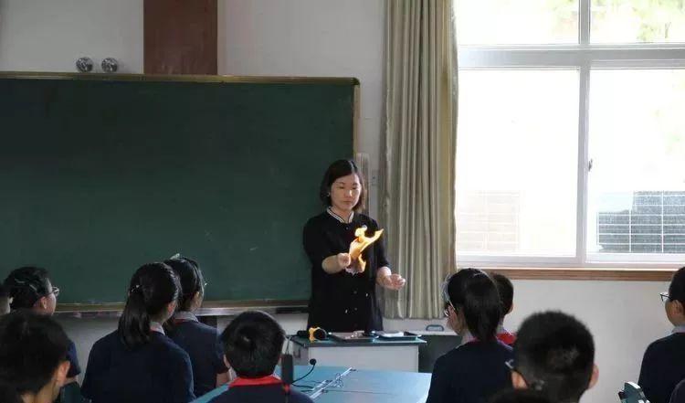 遂昌育才小学蓝建云老师《物质的变化》一课中,教师为学生精准准备