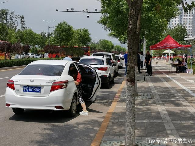 家长驾车送孩子复学