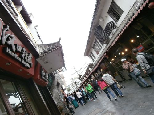 【携程美食林】武汉户部巷小吃一条街餐馆,穿过司门口天桥,来到户部巷