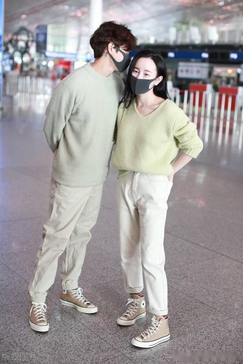 街拍:张檬金恩圣的浅绿色系情侣装搭配真的太养眼了