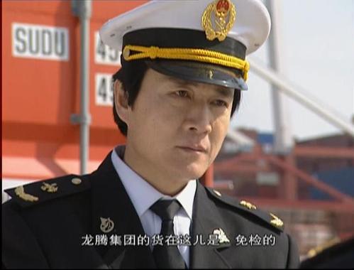 剧中贺清明是天都市海关新任的缉私科科长,不顾旁人劝阻,不守规矩地硬