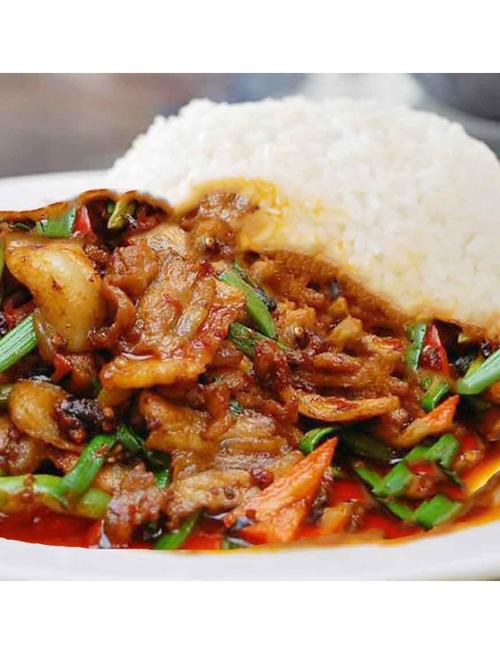 下饭神器来了,经典川菜回锅肉,白肉蒜苗豆瓣成就一口难忘的美味