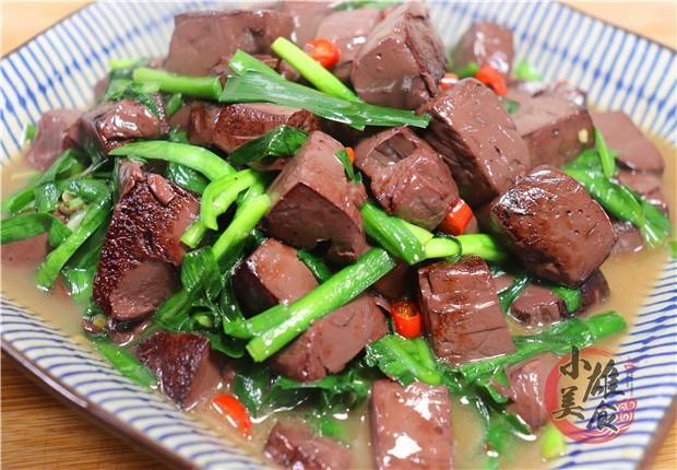 大厨教你一招,猪血嫩滑鲜香,无腥味