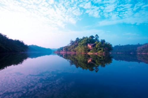  p>泸州市凤凰湖水利风景区,位于泸州市纳溪区.