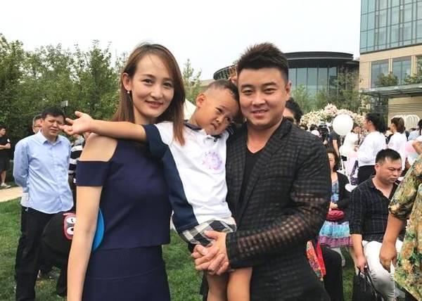 国乒王皓妻子带两娃水边游玩,展示傲人身材,王皓隔空表白爱心