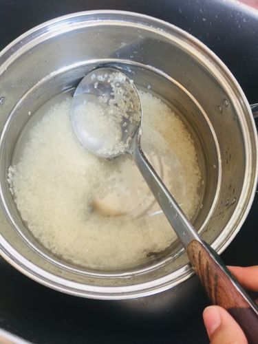 听完了下午的课在自习课期间给母亲煮上一锅粥.(淘米中)