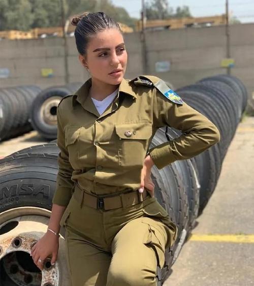 以色列女兵 将橄榄绿军服穿出别样风情