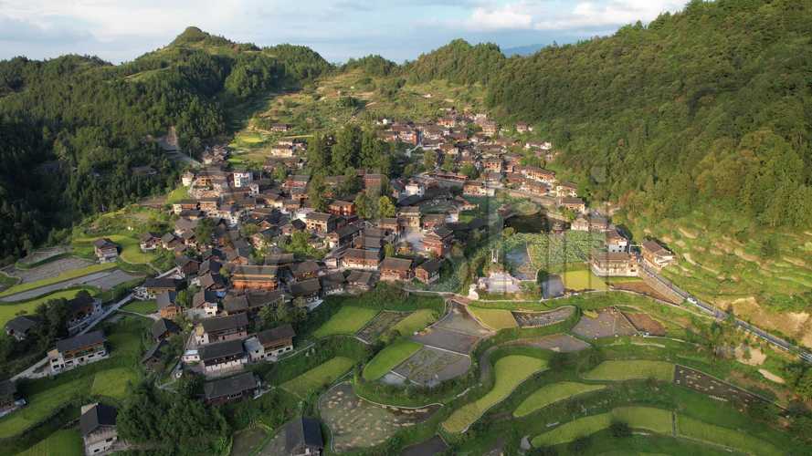 贵州龙塘苗寨梯田水稻田