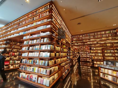 书店外立面采用了大面积玻璃幕墙和金属材质,与茑屋的代官山