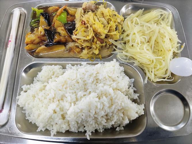午饭,一荤两素,地三鲜酸菜炖肉土豆丝